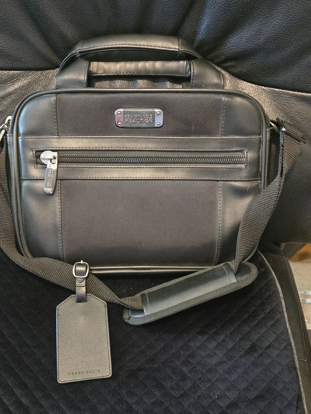 Kenneth Cole Reaction R-Tech Black Messenger Style Laptop Bag W/ Shoulder Strap